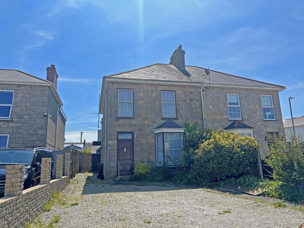Lot: 34 - HOUSE FOR UPDATING WITH PARKING, GARDENS AND DETACHED GARAGE WITH POTENTIAL - Front elevation with drive way to front